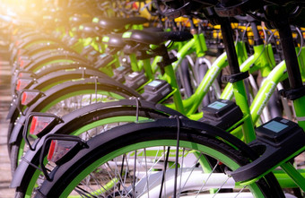 自行车分享系统自行车租金业务自行车城市之旅自行车停车站环保运输城市经济公共运输自行车站公园健康的生活方式