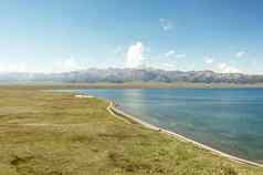湖草原阳光明媚的一天拍摄幅赛里木湖新疆中国