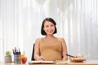 怀孕了亚洲女人工作首页现代白色办公室