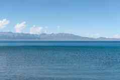 平静表面湖阳光明媚的一天拍摄幅赛里木湖新疆中国