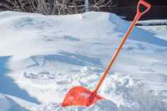 雪铲卡住了雪堆冬天冬天雪删除清洁街雪飘白色桩雪雪天气冬天红色的铲雪晶体