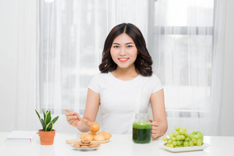 健康的餐快乐美丽的微笑女人喝绿色排毒蔬菜奶昔健康的生活方式食物吃喝汁饮食健康美概念