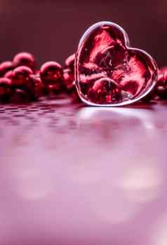 闪亮的透明的心集团红色的珠子完美的情人节一天问候卡背景垂直图像粉红色的语气
