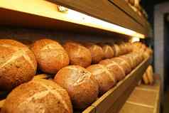 烤胡桃木面包粉状的产品面包店面包店