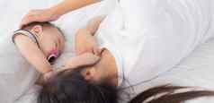 年轻的亚洲妈妈。触摸头婴儿女孩温柔的床上卧室妈妈爱新生儿护理女人表达式孩子父女儿家庭概念