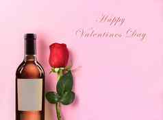 快乐情人节一天特写镜头瓶脸红酒单红色的玫瑰粉红色的背景