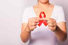 特写镜头女红色的丝带支持艾滋病毒艾滋病手