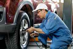 亚洲汽车机械师白色帽蓝色的统一的工作取代修复问题车轮车库