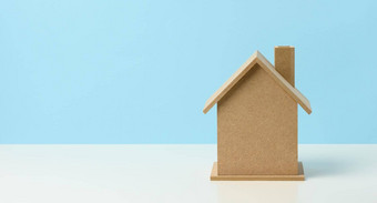 木房子蓝色的背景真正的房地产租赁购买出售概念房地产经纪人服务建筑修复维护