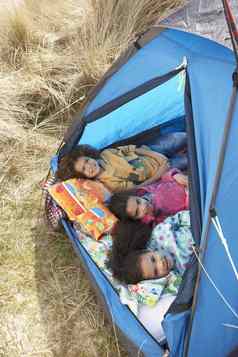 孩子们有趣的内部帐篷野营假期