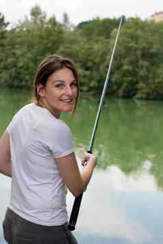 女人钓鱼湖