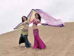 阿拉伯舞者摆姿势颜色衣服沙漠
