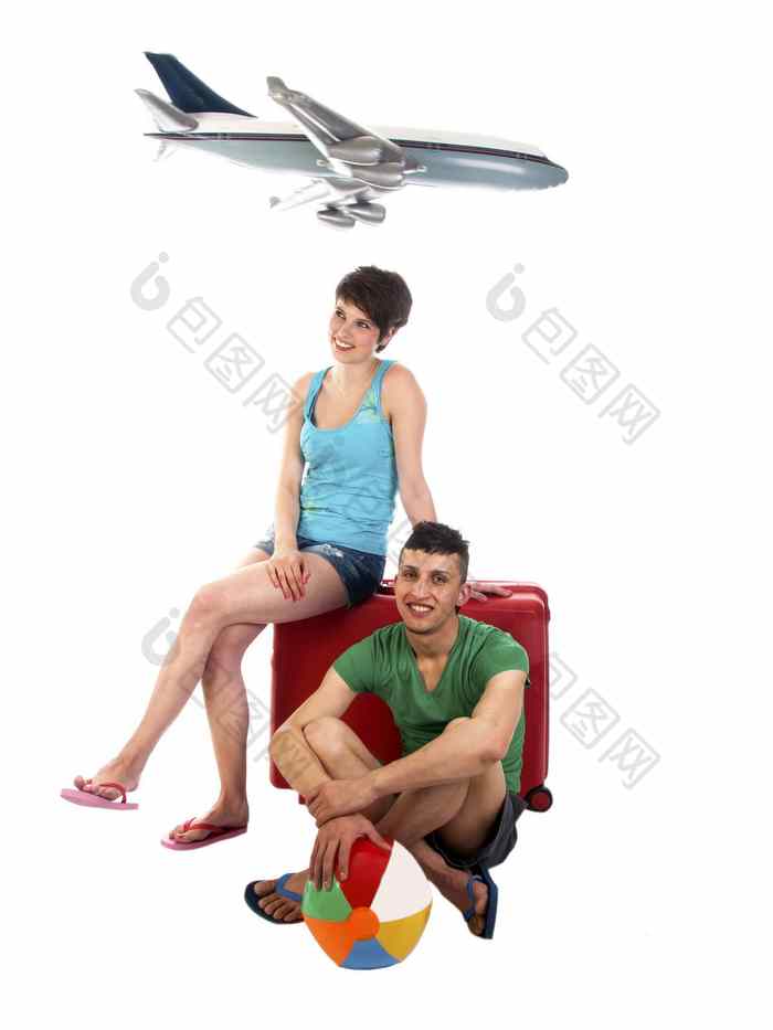 年轻的夫妇坐着手提箱耐心地等待乘客飞机