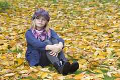 女孩坐着叶子公园