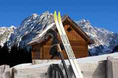 北欧滑雪山的小木屋冬天意大利阿尔卑斯山脉