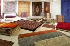 阿拉伯语地毯商店展览色彩斑斓的地毯