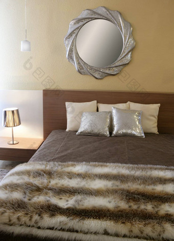 卧室现代银镜子假的皮毛毯子