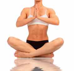肌肉发达的女人瑜伽锻炼孤立的白色
