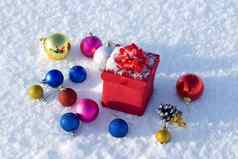红色的礼物盒子雪圣诞节球