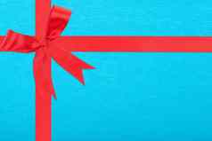 红色的缎丝带弓礼物盒子包装蓝色的纸引入