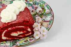 红色的天鹅绒卷蛋糕粉红色的花朵
