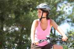 年轻的女人自行车森林