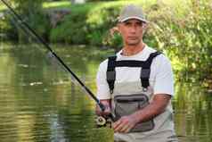 成熟的男人。钓鱼河