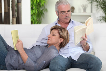 夫妇阅读沙发