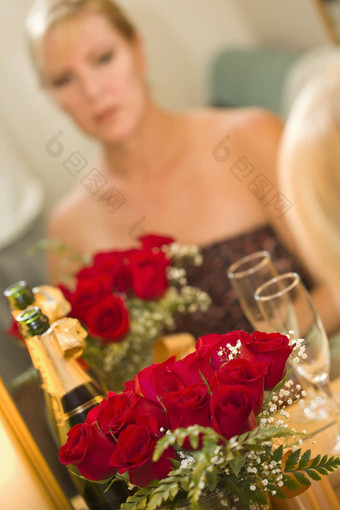 沉思的金发女郎坐在镜子<strong>香槟玫瑰</strong>
