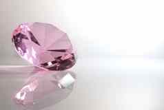 在上雕琢平面的粉红色的紫锂辉石宝石