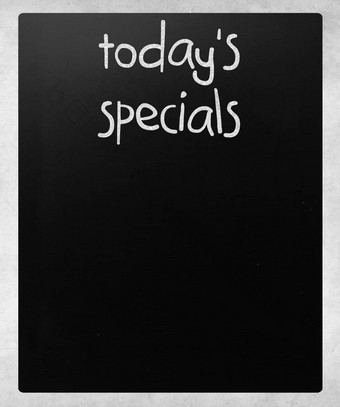 今天的特价手写的白色粉笔黑板上