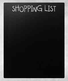 购物列表手写的白色粉笔黑板上
