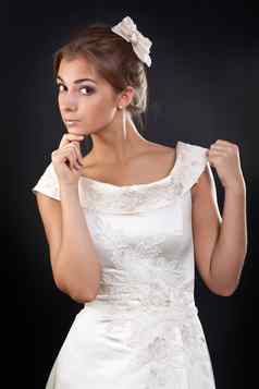 美丽的女孩白色婚礼衣服