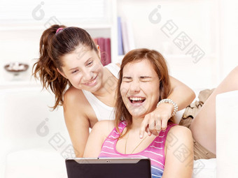 快乐十几岁的女孩触控板电脑