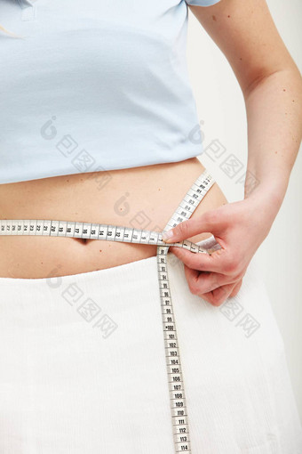 女人测量腰女人测量腰