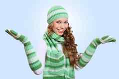 年轻的女人穿温暖的毛衣