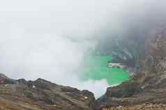 热气腾腾的火山口