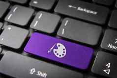 紫罗兰色的键盘关键绘画调色板艺术背景