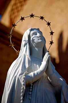 雕像玛丽祈祷上帝,