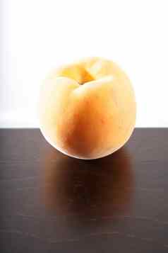 最小的桃子白色棕色（的）