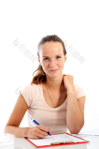 年轻的女人坐着写作年轻的女人坐着写作