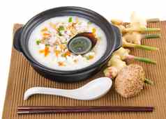 传统的中国人世纪蛋猪肉粥大米粥服务