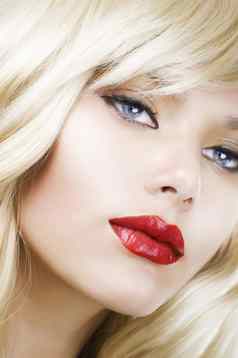 美丽的金发碧眼的女人化妆红色的口红复古的风格