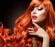 波浪红色的头发时尚女孩肖像