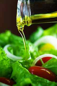 健康的沙拉倒橄榄石油