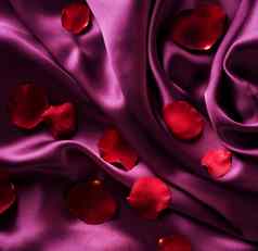 红色的丝绸玫瑰花瓣