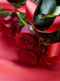 红色的玫瑰花束丝绸背景情人节
