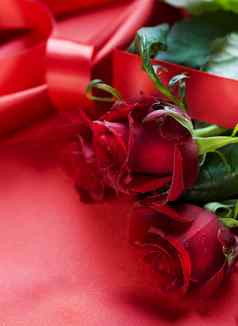 红色的玫瑰花束丝绸背景