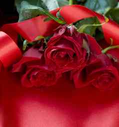 红色的玫瑰丝绸背景
