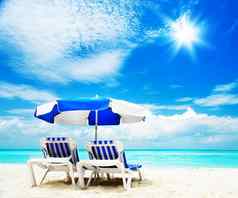 假期旅游概念日光浴浴床海滩